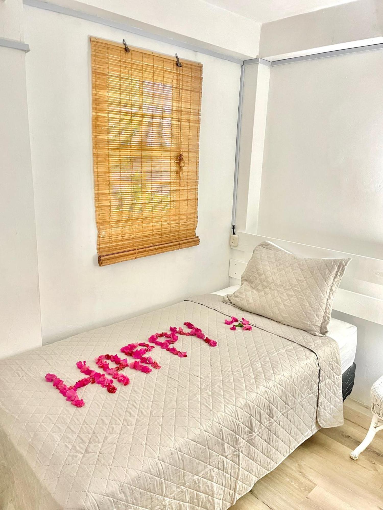 Bananaquit Tobago -Stay Near The Beach Crown Point Exterior foto